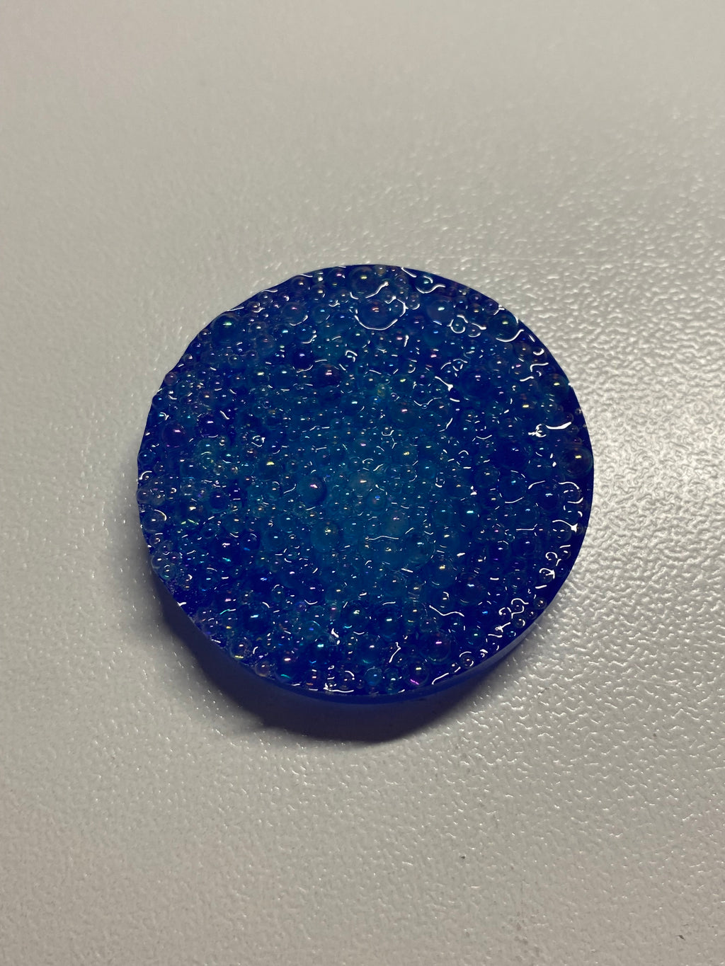 Galet sensoriel fait main bleu avec bulle