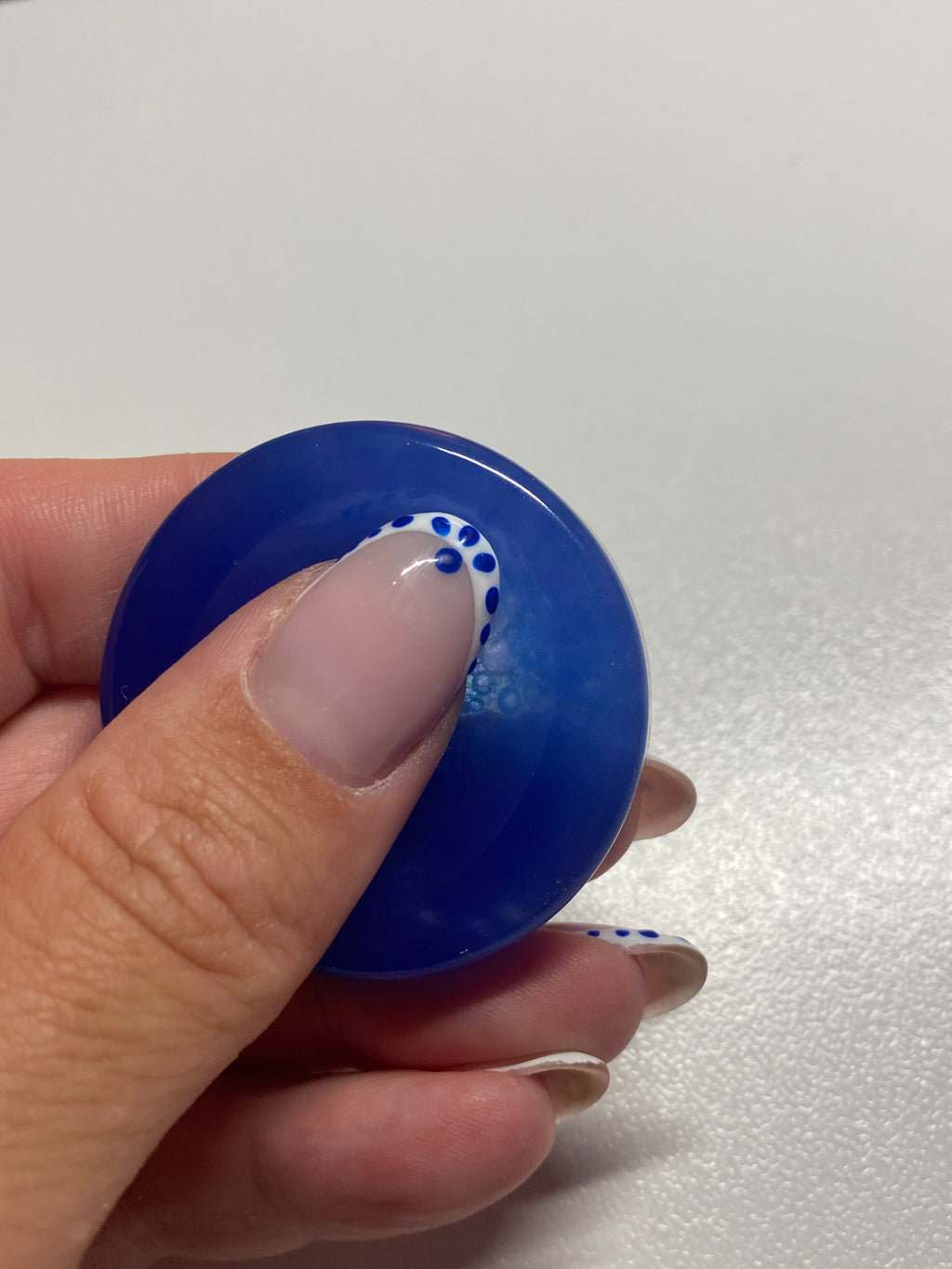 Galet sensoriel fait main bleu avec bulle