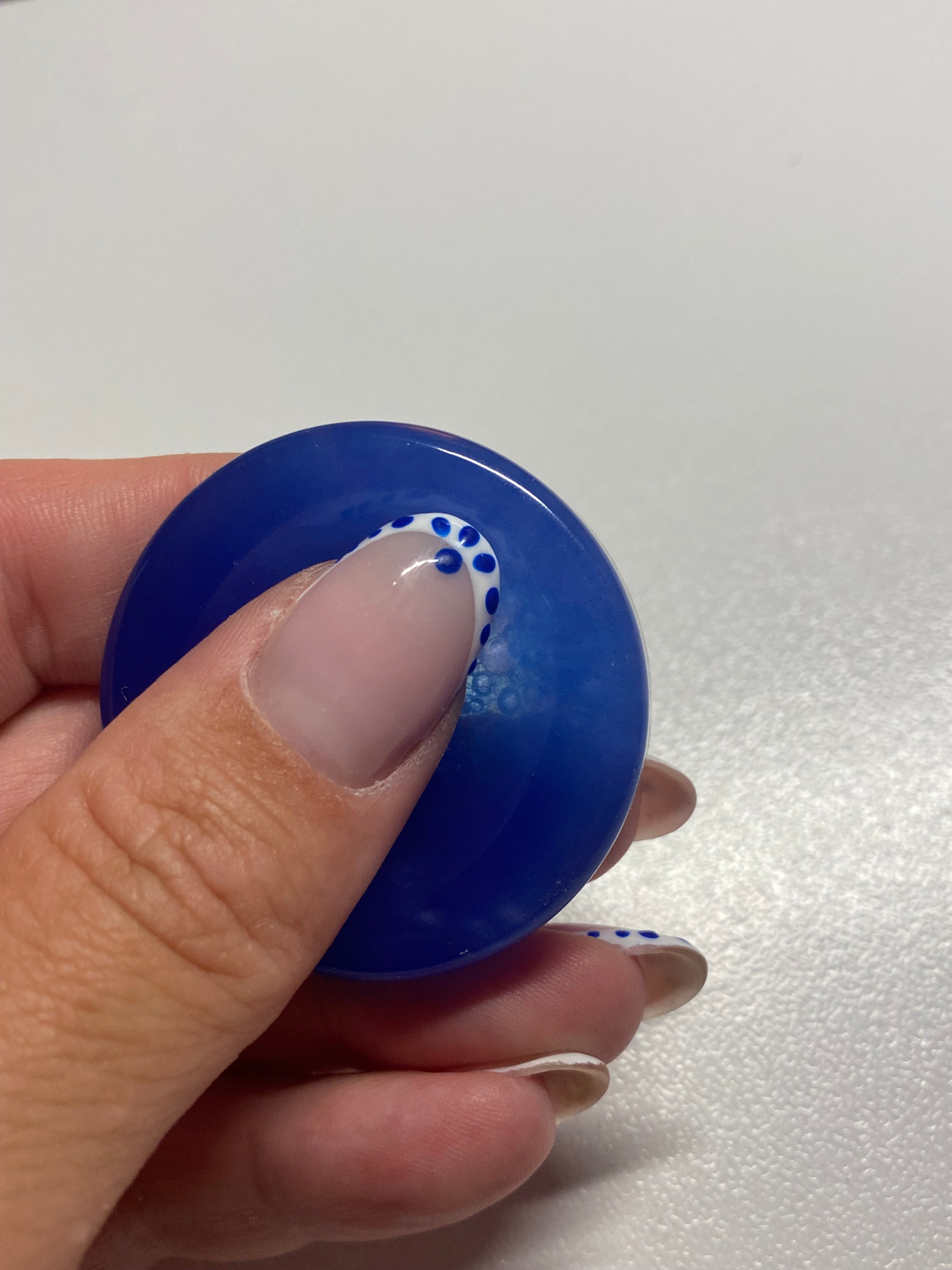 Galet sensoriel fait main bleu avec bulle