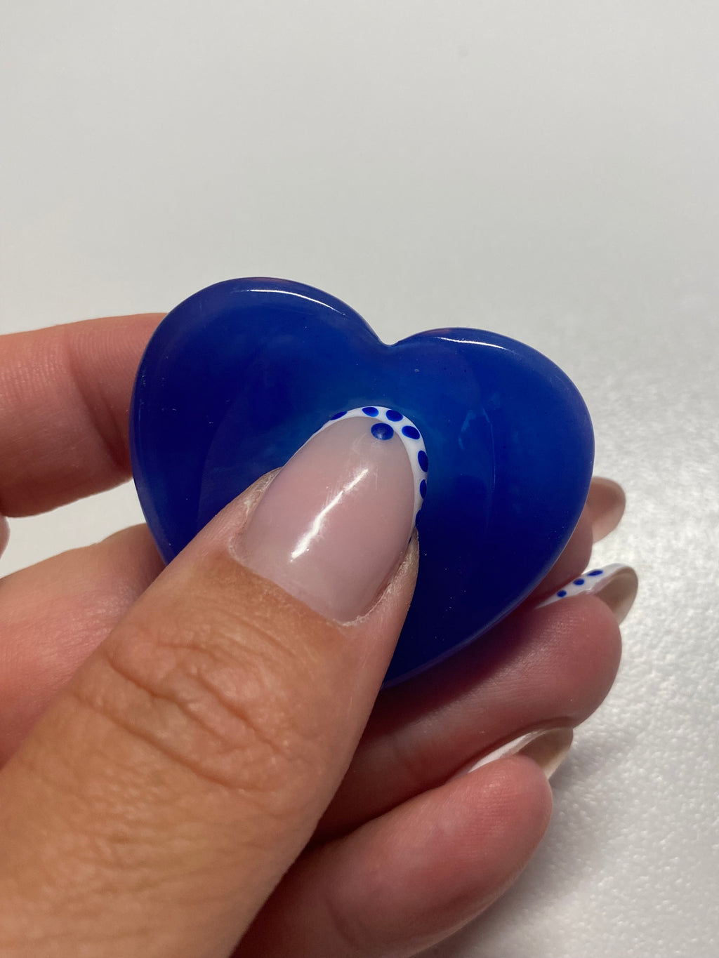 Galet sensoriel fait main bleu avec bulle