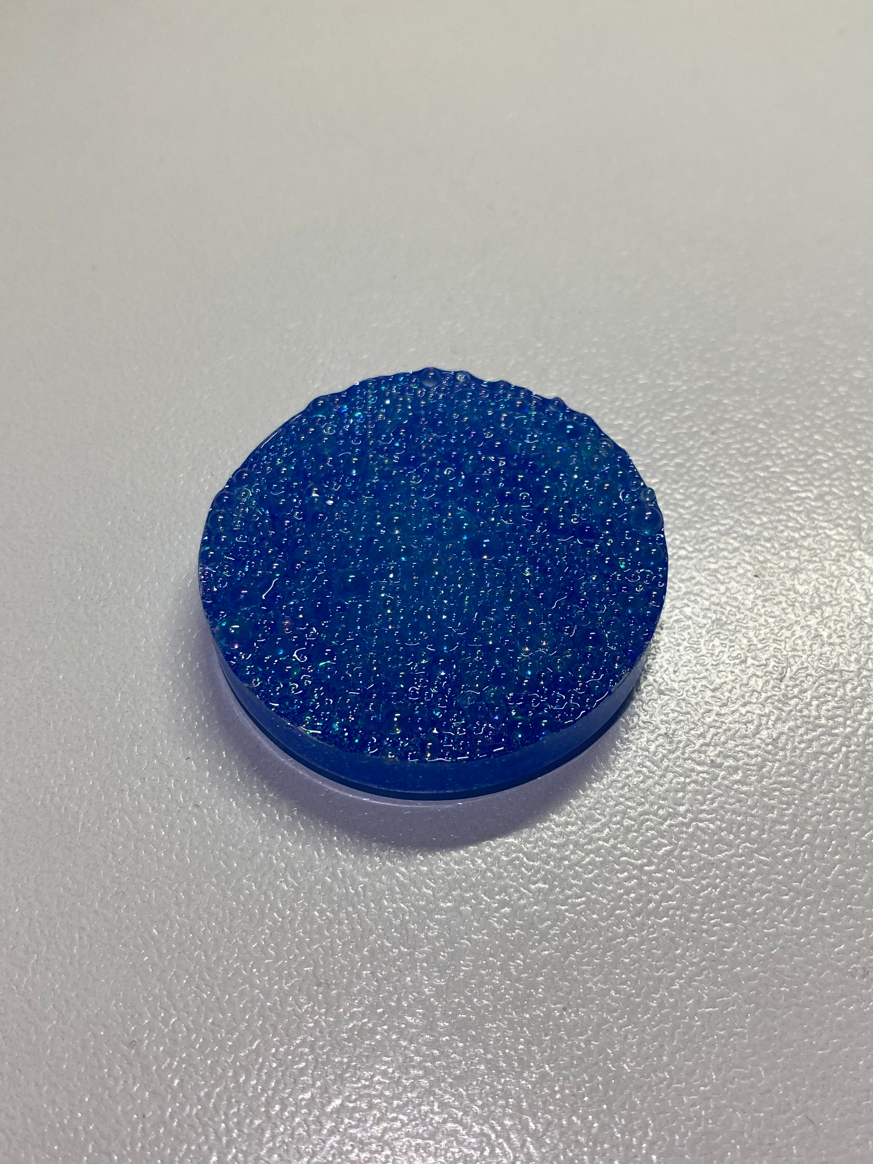 Galet sensoriel fait main paillettes bleu avec bulle