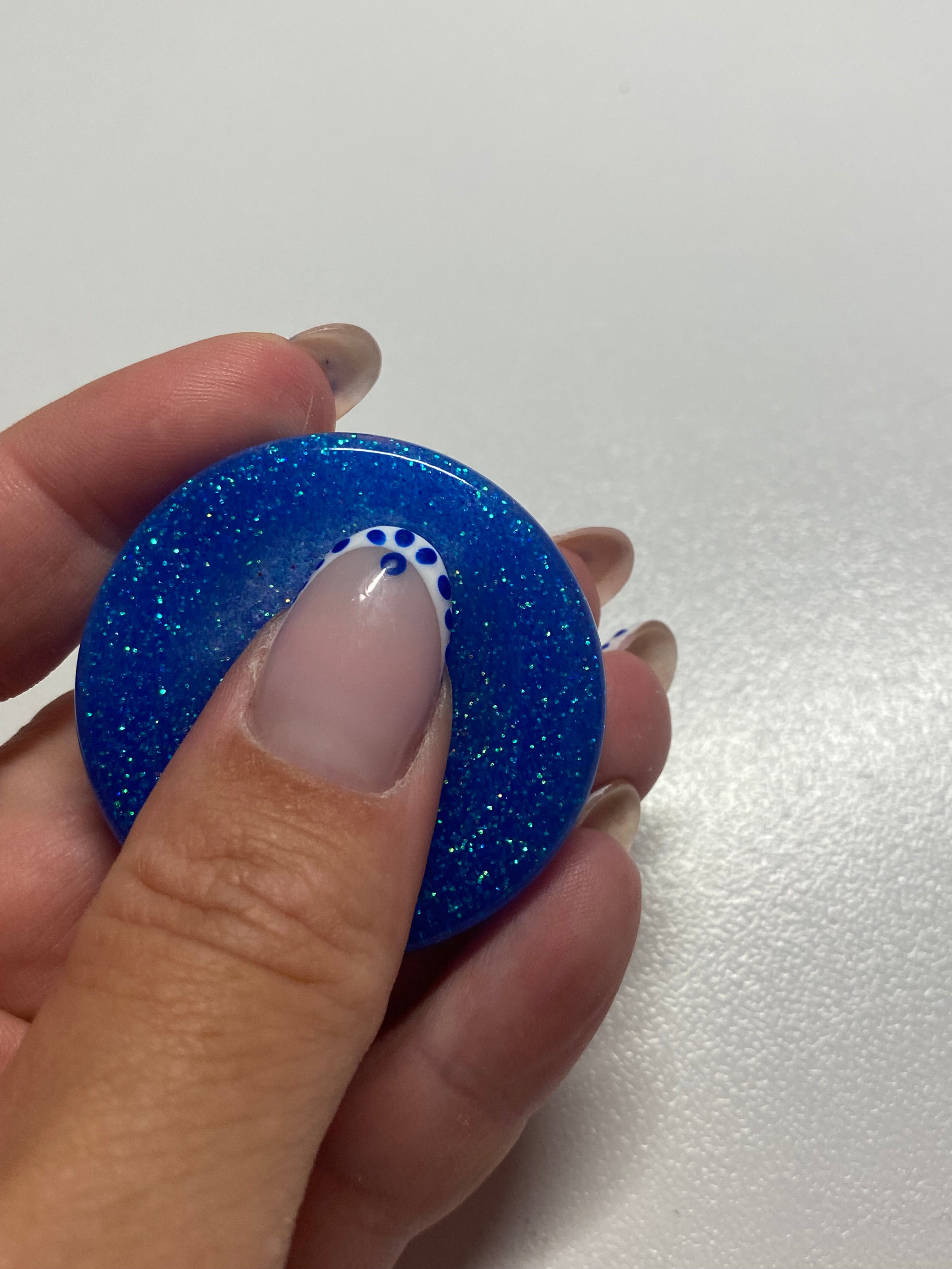 Galet sensoriel fait main paillettes bleu avec bulle