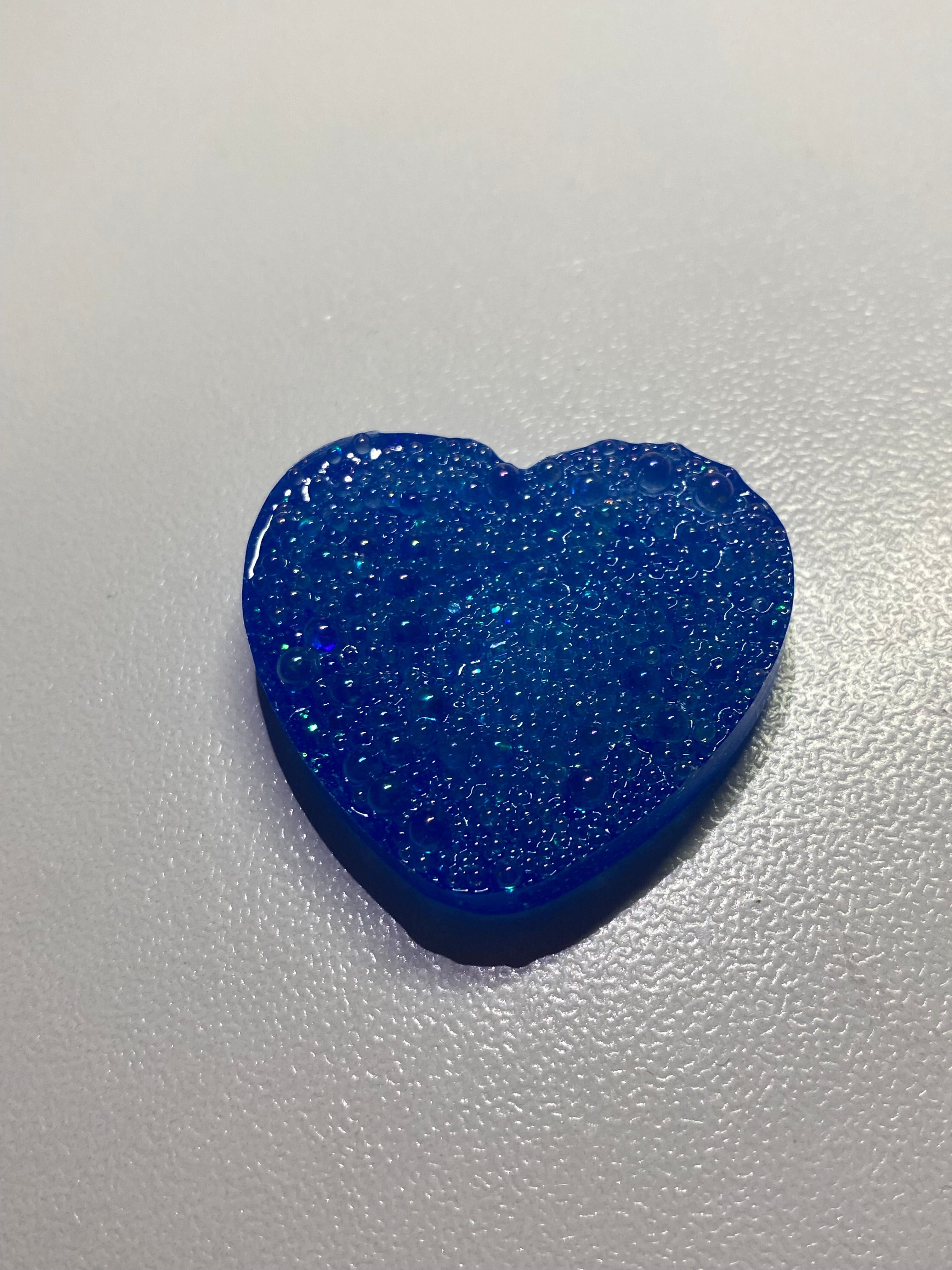 Galet sensoriel fait main paillettes bleu avec bulle
