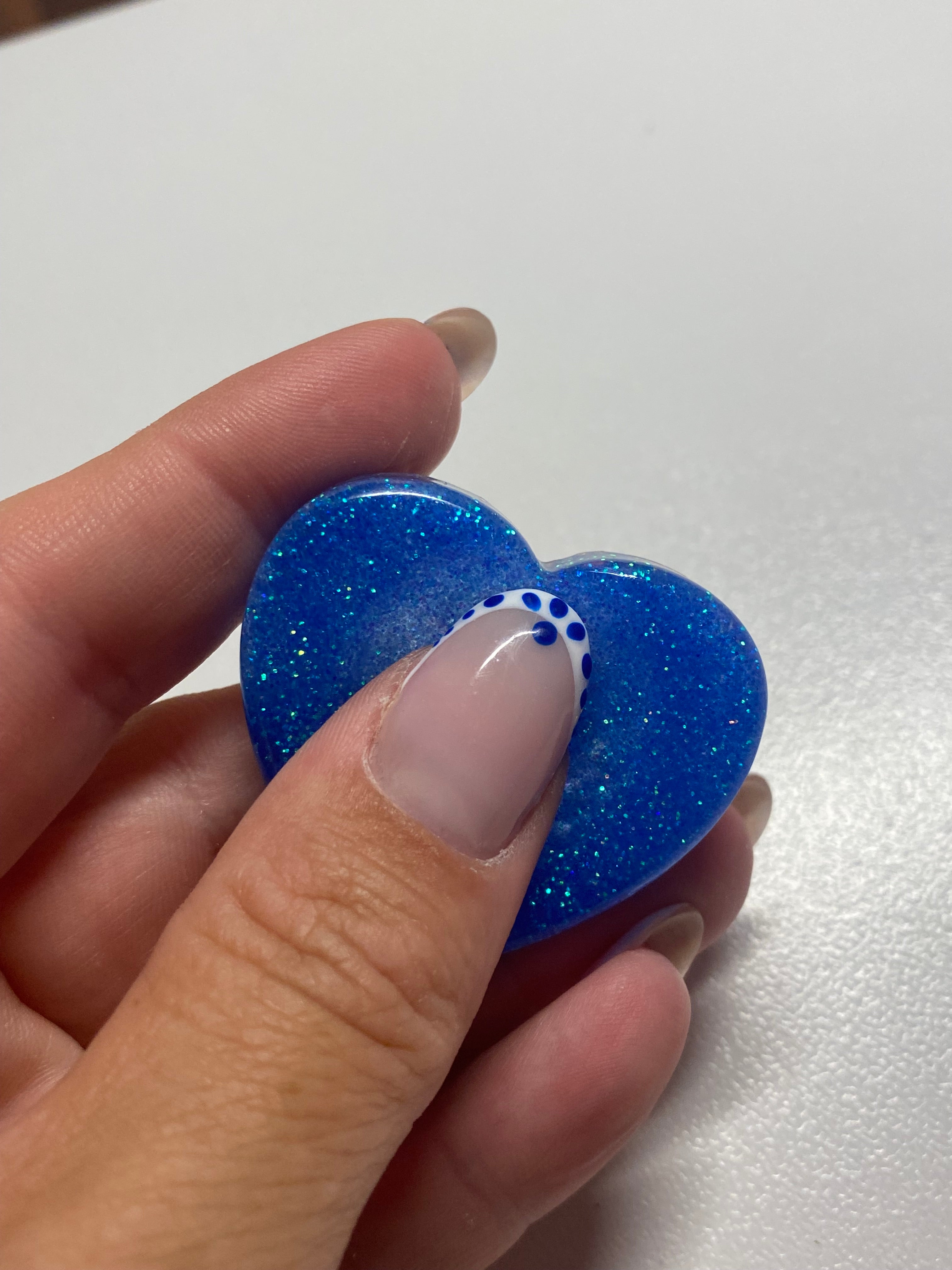 Galet sensoriel fait main paillettes bleu avec bulle