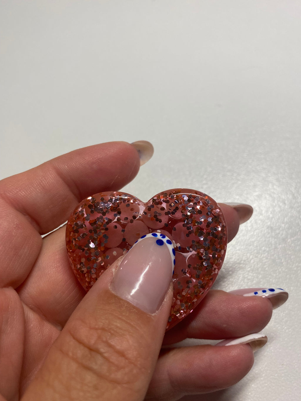 Galet sensoriel fait main paillettes rose avec perles plates