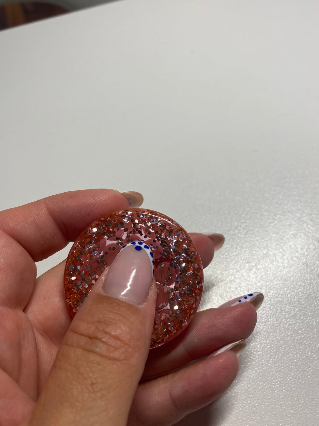Galet sensoriel fait main paillettes rose avec perles plates