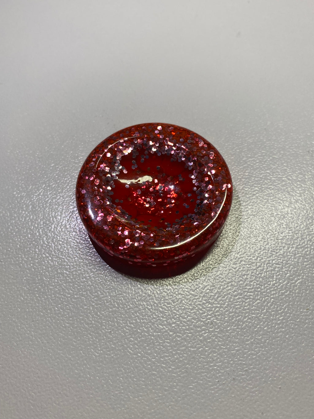 Galet sensoriel fait main paillettes rouge et bille plate