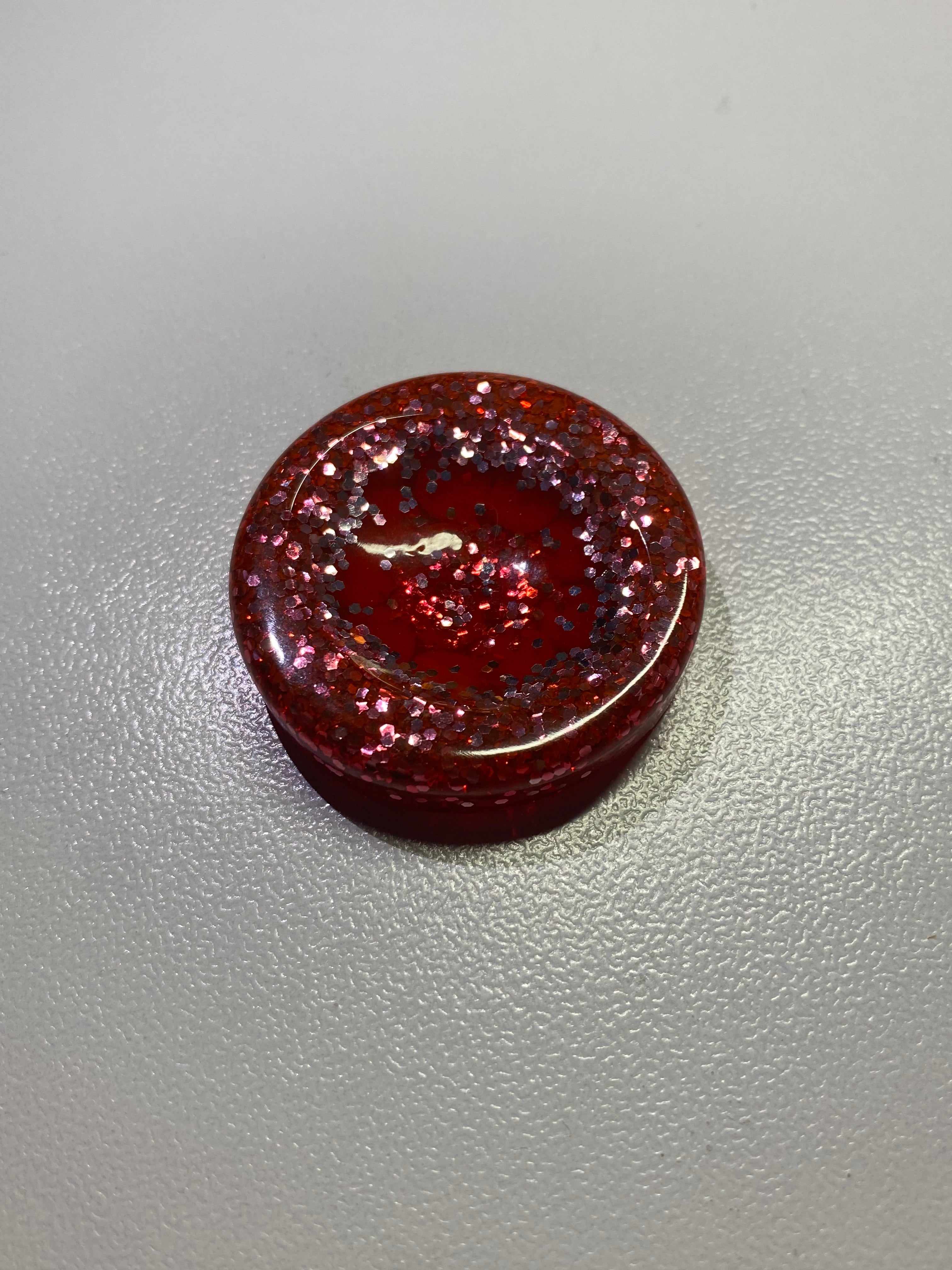 Galet sensoriel fait main paillettes rouge et bille plate