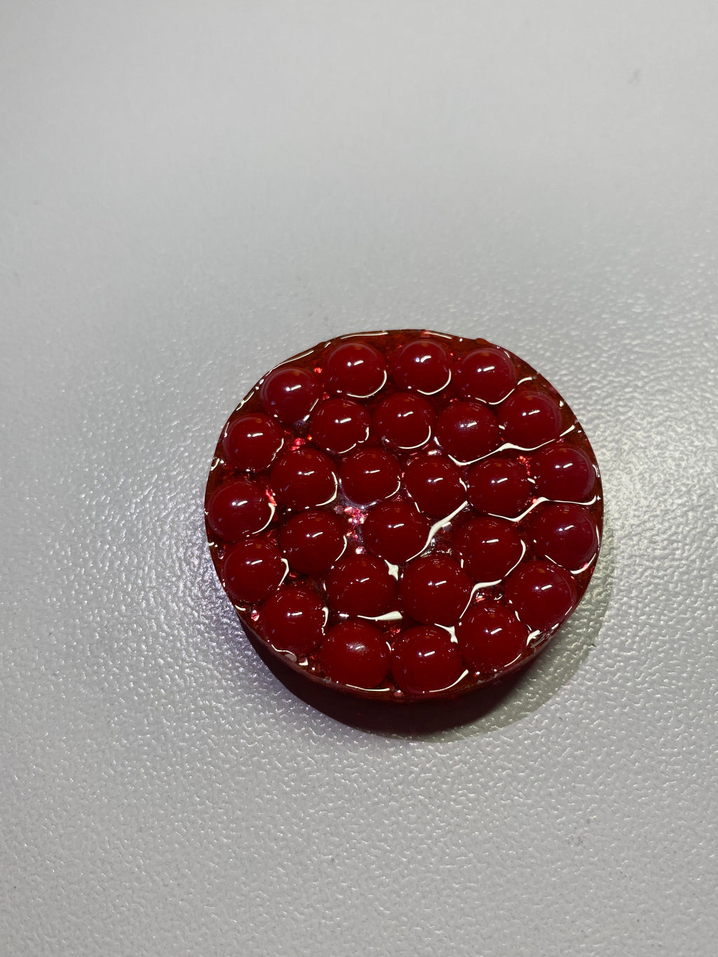 Galet sensoriel fait main paillettes rouge et bille plate