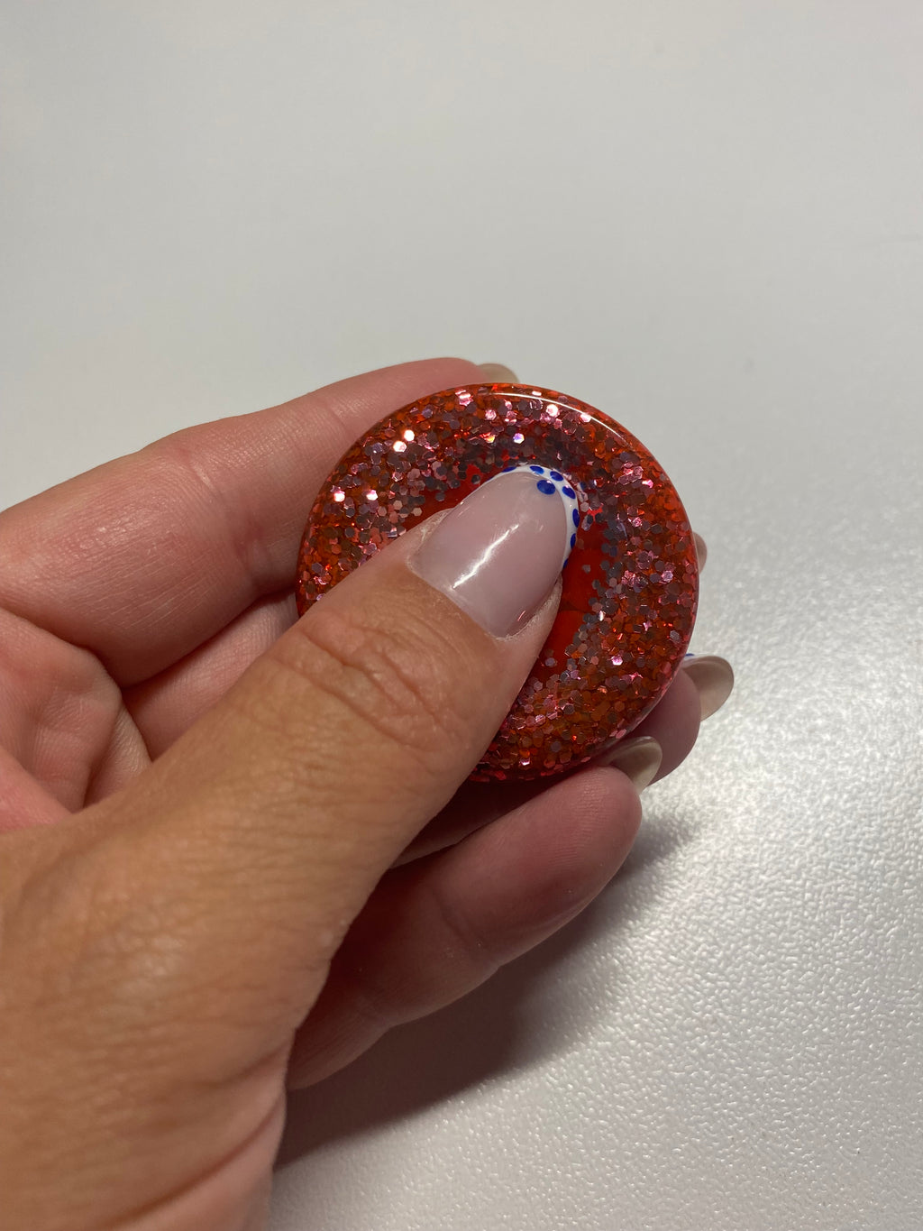 Galet sensoriel fait main paillettes rouge et bille plate