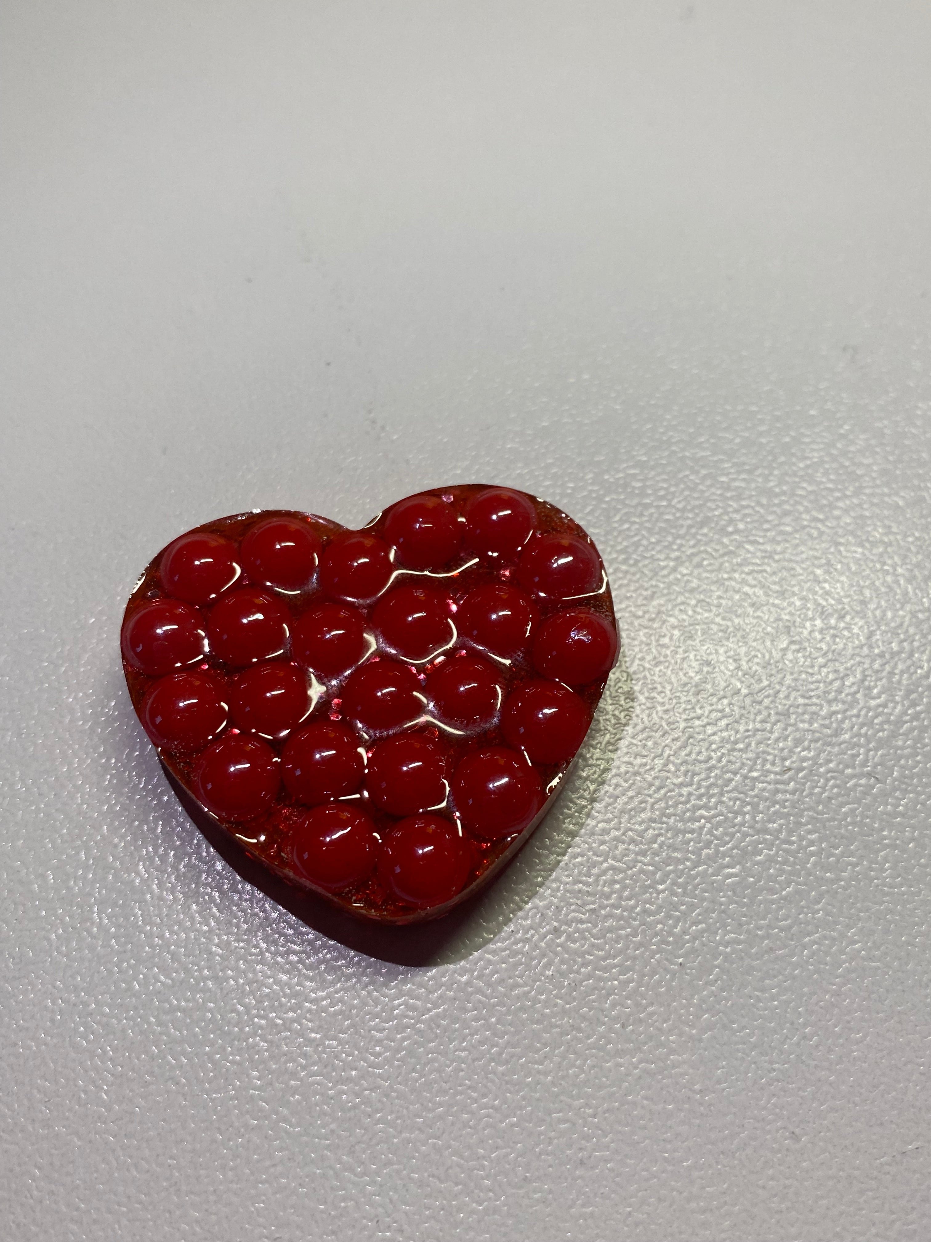 Galet sensoriel fait main paillettes rouge et bille plate