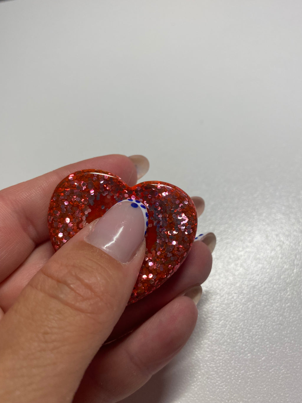 Galet sensoriel fait main paillettes rouge et bille plate