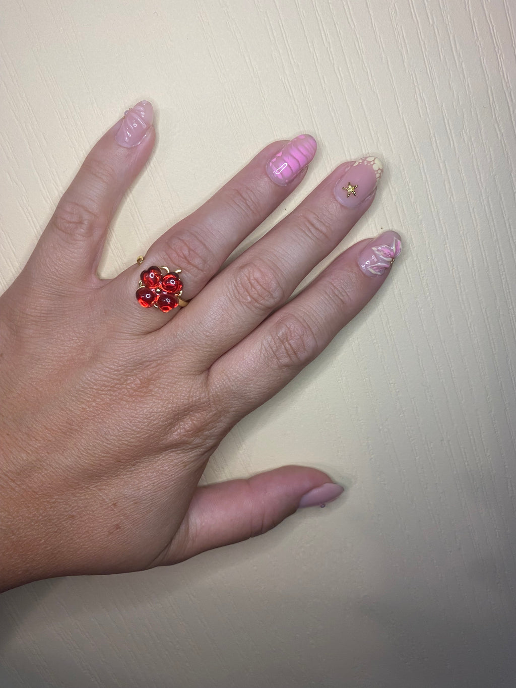 Bague trèfle rouge pivotant anti-stress ajustable