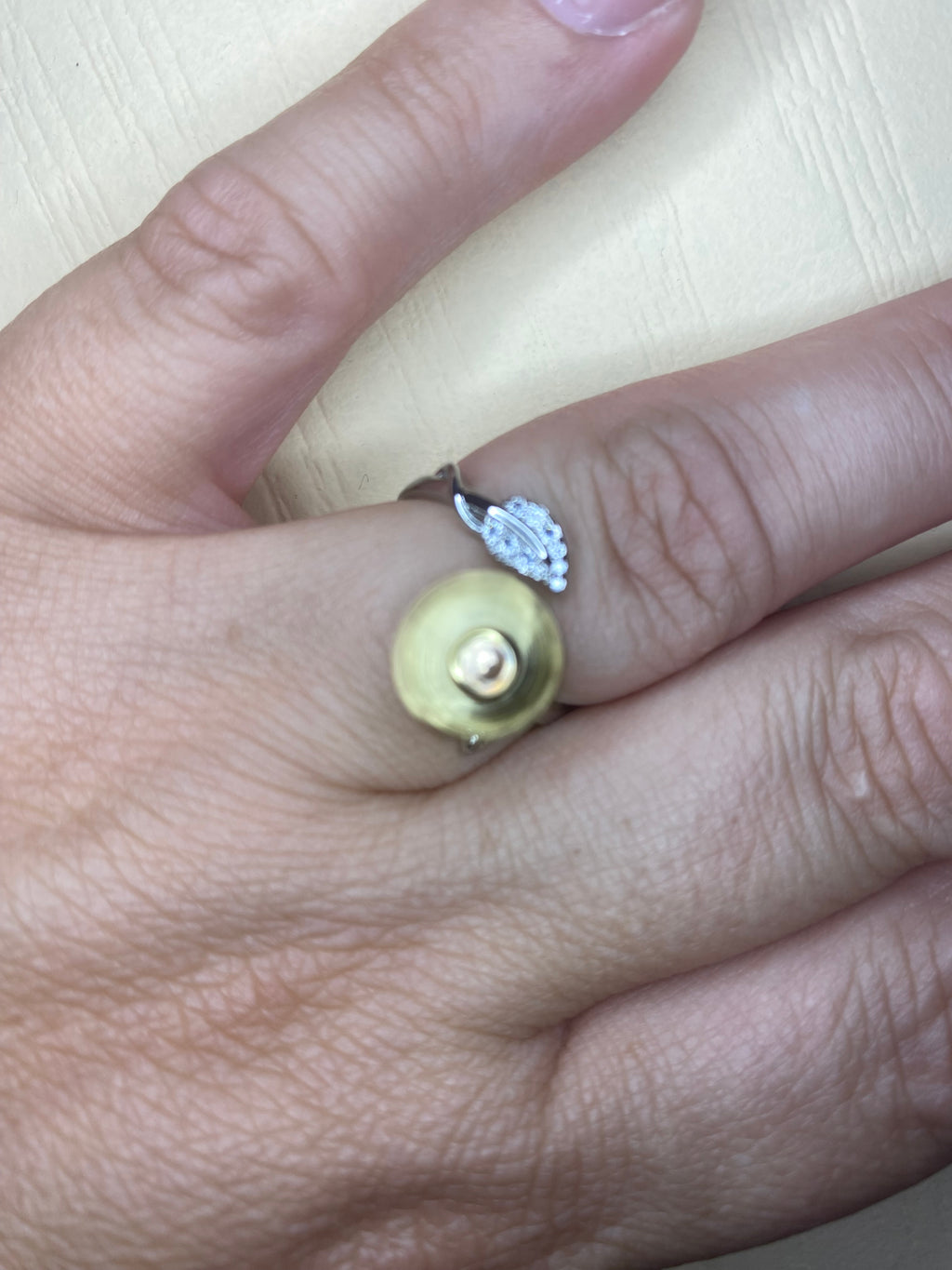 Bague fleur jaune pivotante et feuille argentée anti-stress ajustable