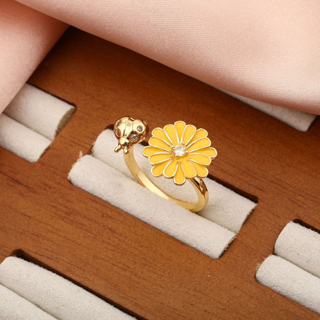 Bague fleur jaune pivotante et coccinelle dorée anti-stress ajustable