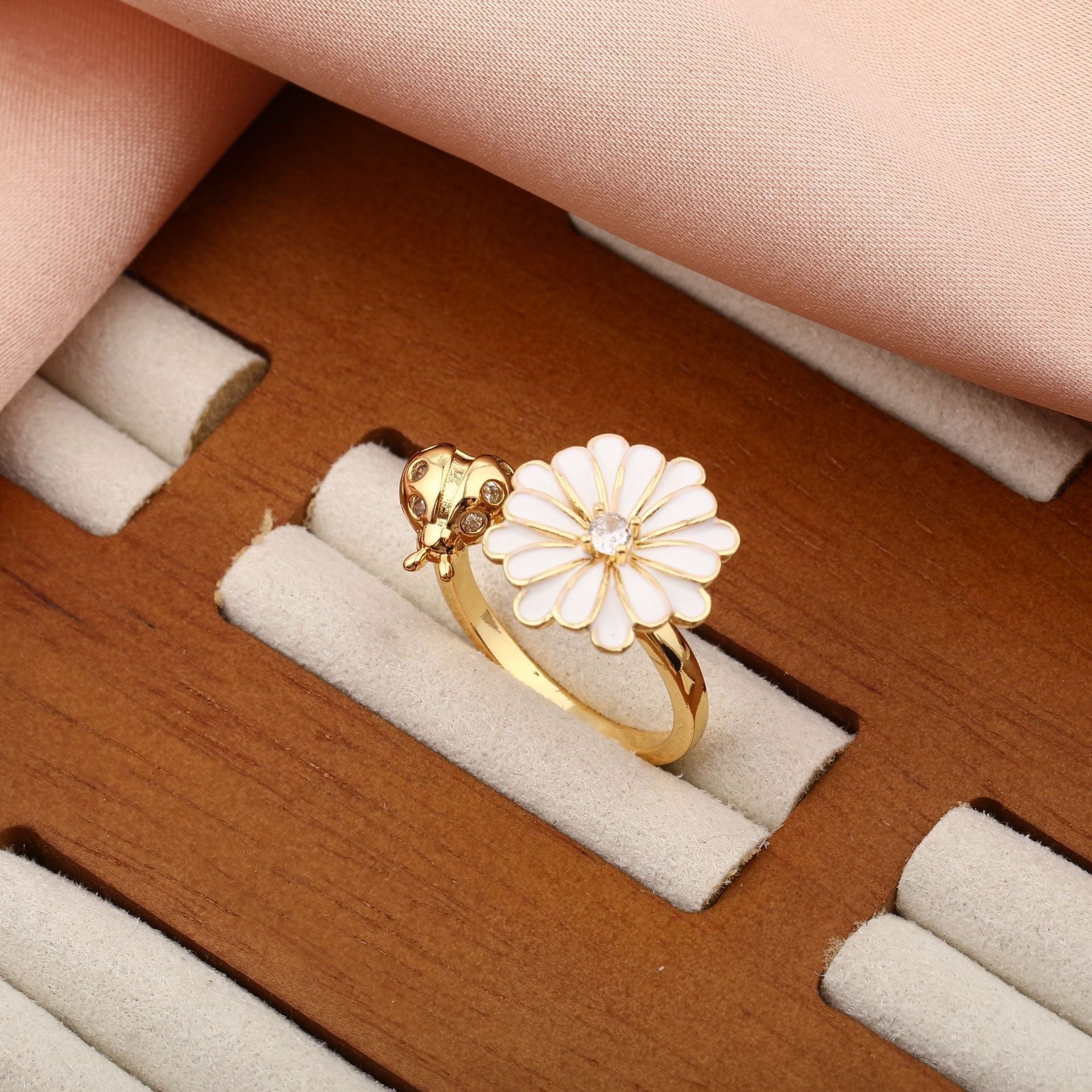 Bague fleur blanche pivotante et coccinelle dorée anti-stress ajustable