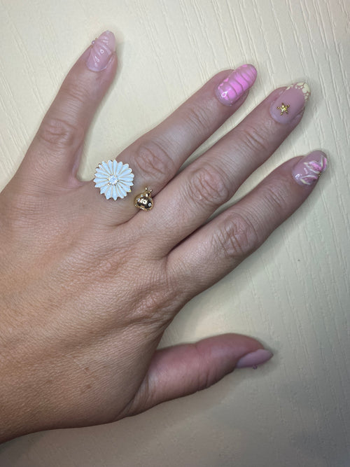 Bague fleur blanche pivotante et coccinelle dorée anti-stress ajustable