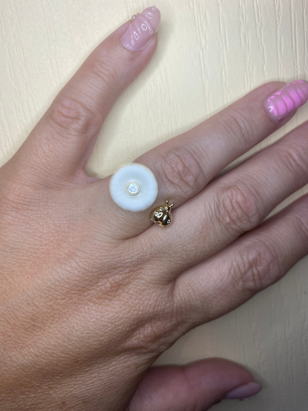 Bague fleur blanche pivotante et coccinelle dorée anti-stress ajustable