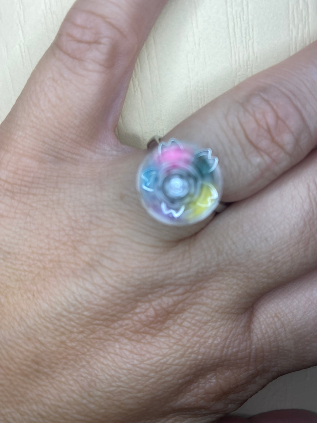 Bague fleur multicolore pivotante anti-stress ajustable