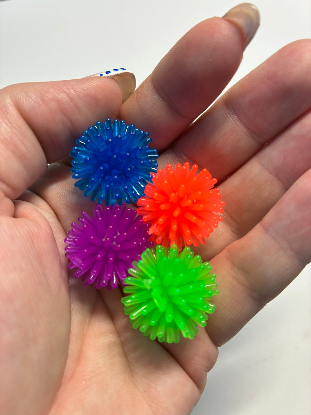Balle à picots par 4 (couleur aléatoire) – Stimulation & anti-stress