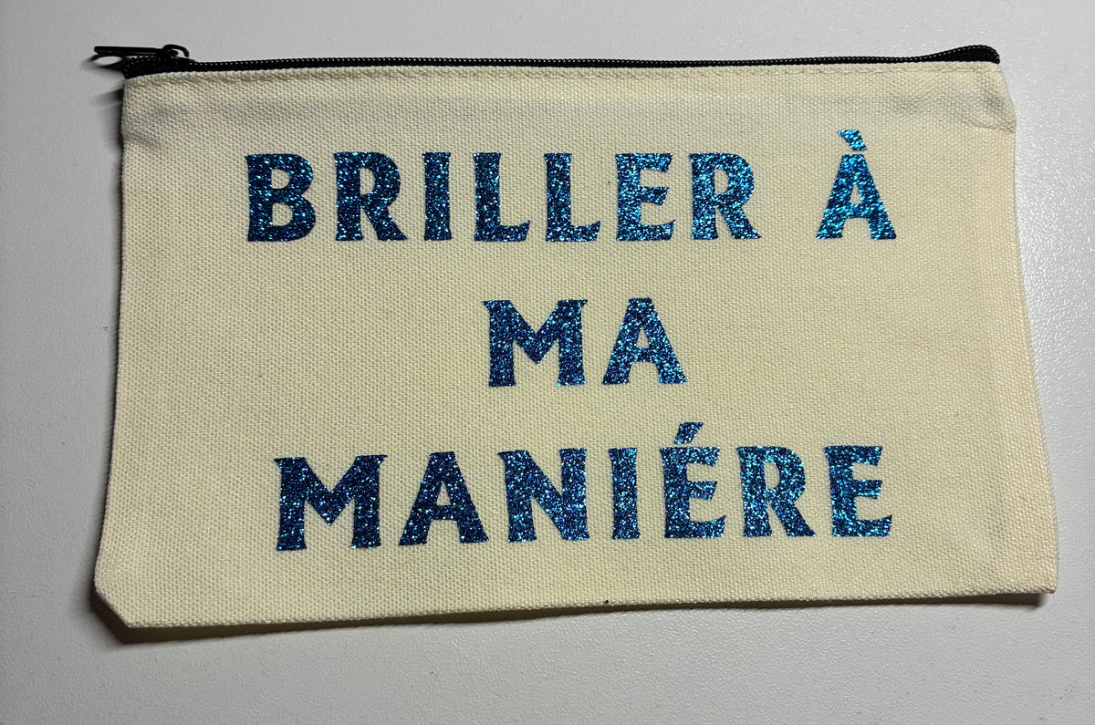 La Pochette live blanche : briller à ma manière en bleu paillettes